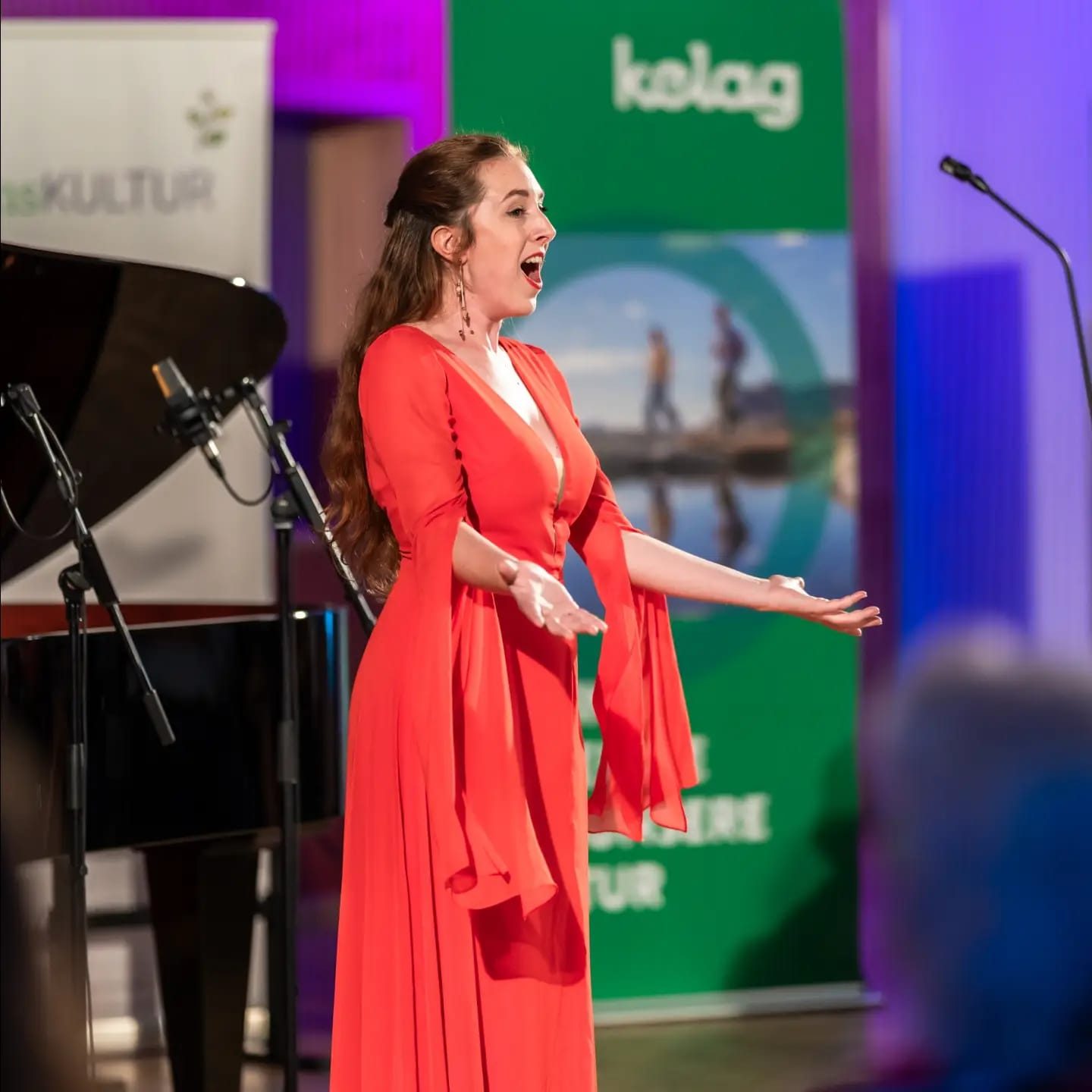 Christina Tschernitz mit ausgebreiteten Armen bei einem Konzert in Althofen